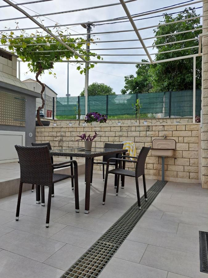 Apartment Deni Solin Exterior photo